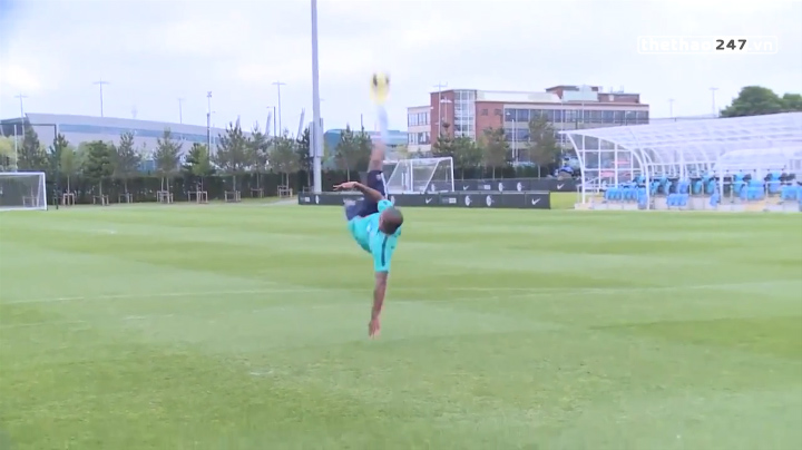 VIDEO: Kompany luyện chiêu độc trước chuyến du đấu Việt Nam